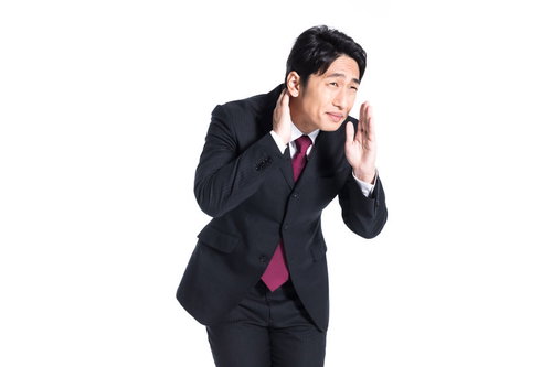 気持ちが伝わらないスーツ姿の男性の謝罪ポーズ