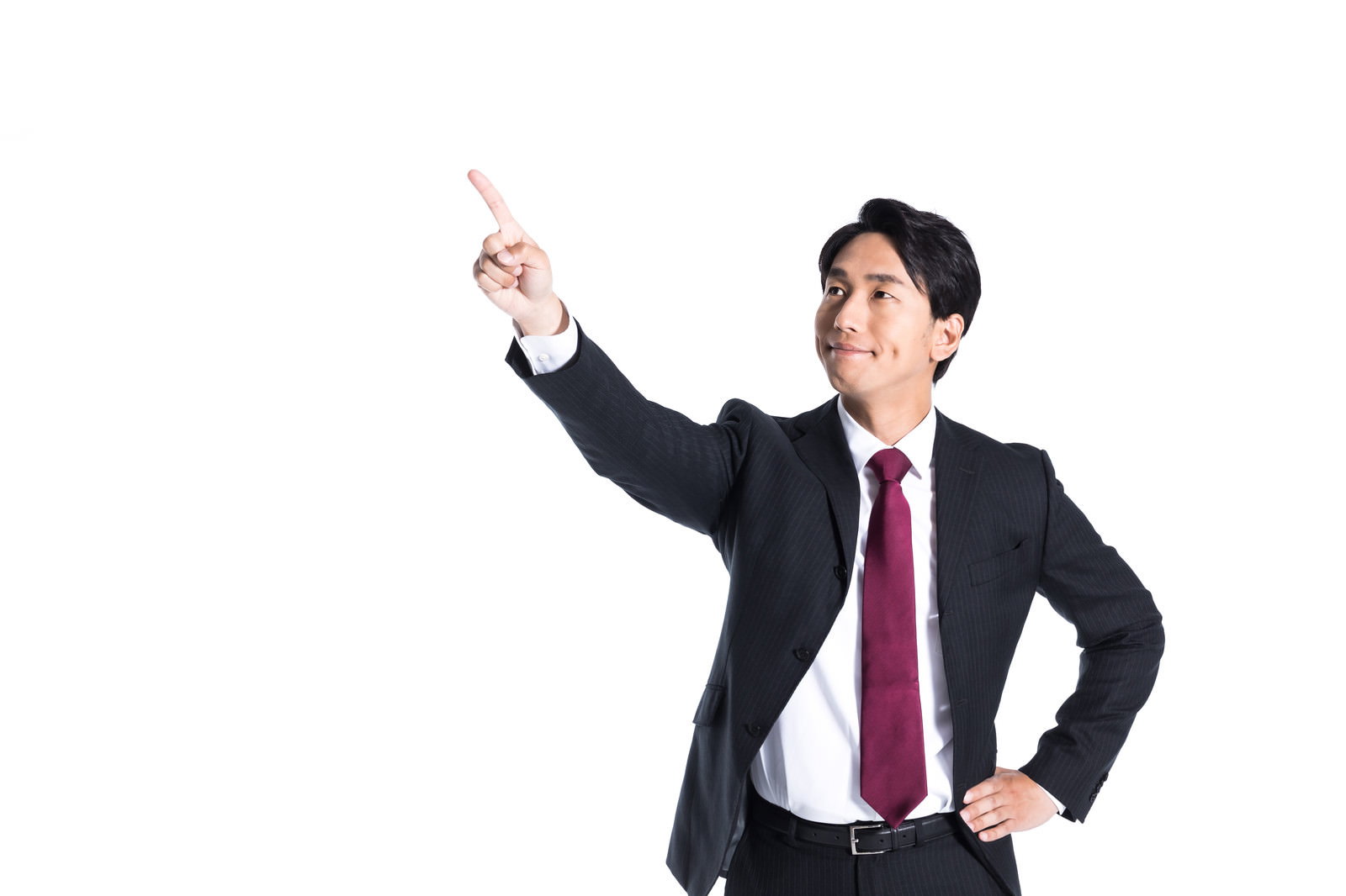 スーツを着た会社員が自信満々な表情で前方を指差している［モデル：大川竜弥］