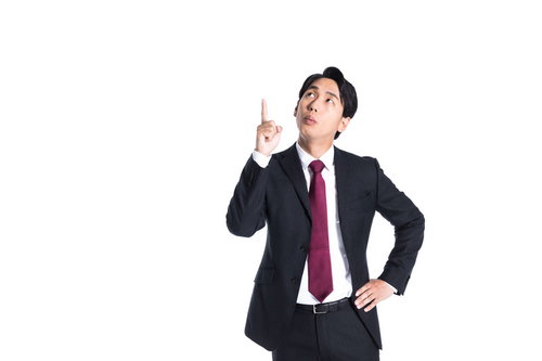 上方向を指さすスーツ姿の男性、ナンバーワンを示す