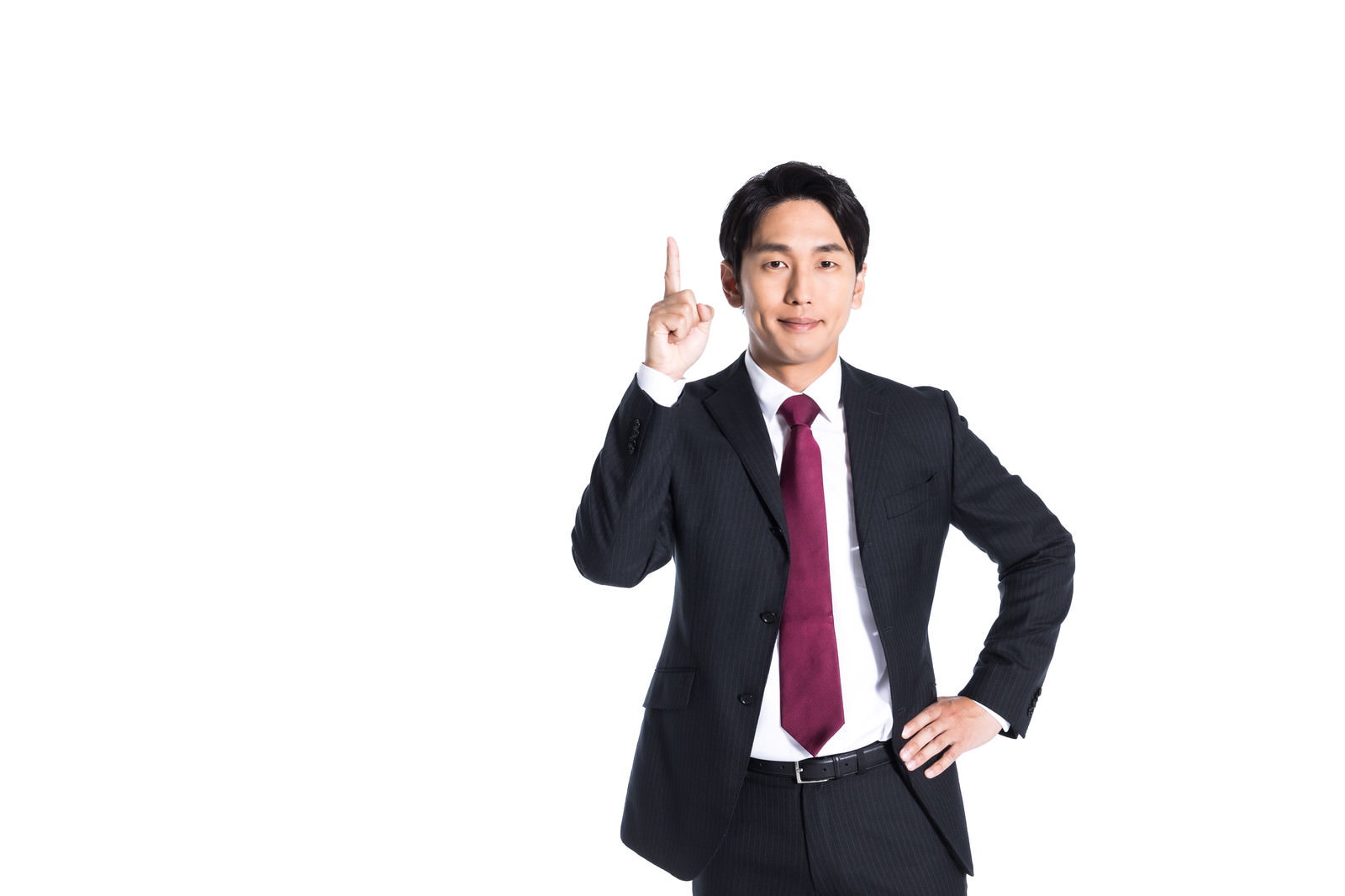 人差し指を立てて自信に満ちた表情を見せるスーツ姿の男性［モデル：大川竜弥］