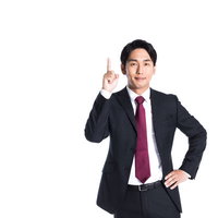 ワンポイントアドバイスをする自信に満ちたスーツ姿の男性の写真