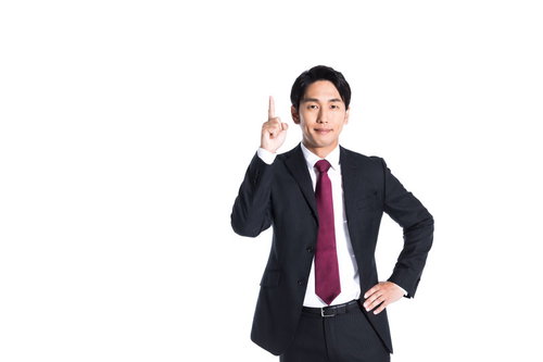 ワンポイントアドバイスをする自信に満ちたスーツ姿の男性