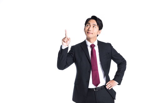 「こちらをご覧ください」と指さすセミナー講師