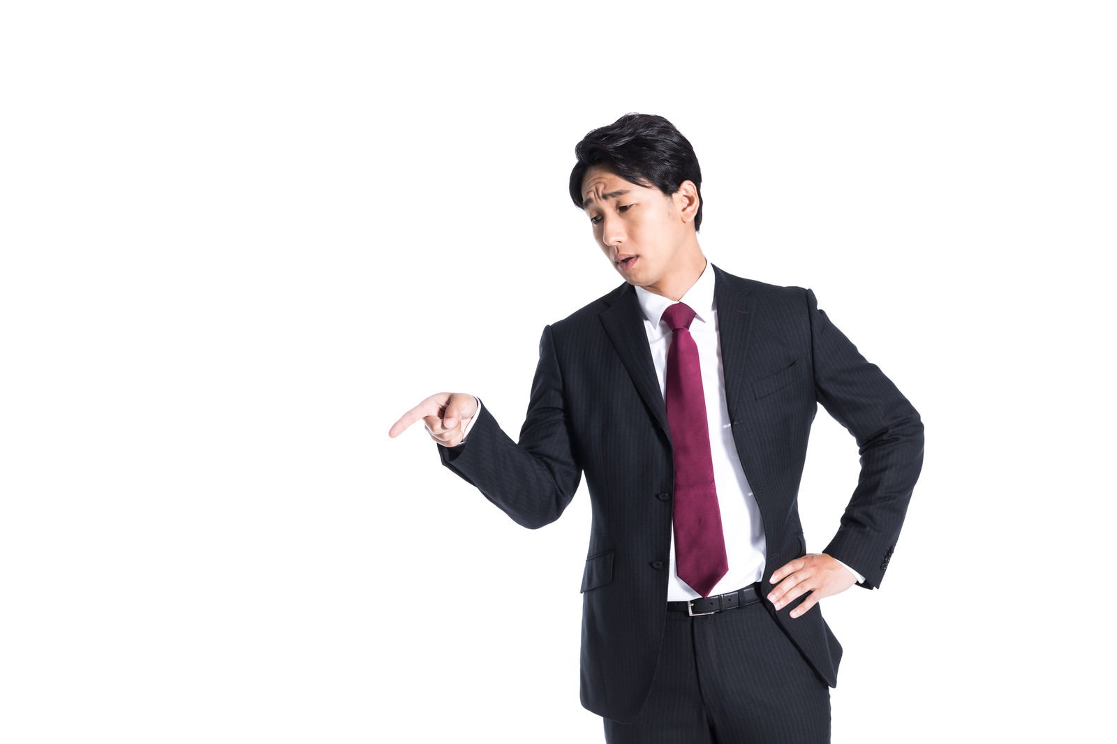 指をさして呆れる表情を見せる黒いスーツの男性ビジネスマン［モデル：大川竜弥］