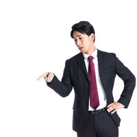 右肩下がりの業績を指摘して叱責する上司の怒りのポーズの写真