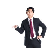 指を差して不満気にダメ出しする上司の写真