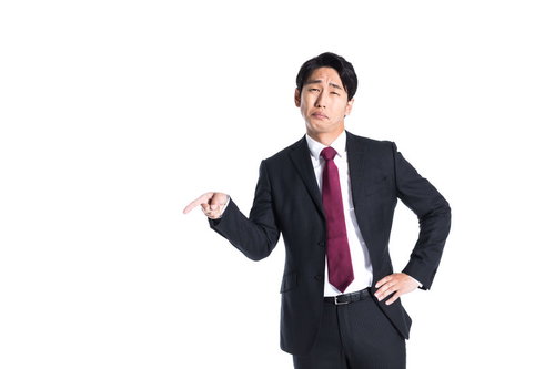 指を差して不満気にダメ出しする上司