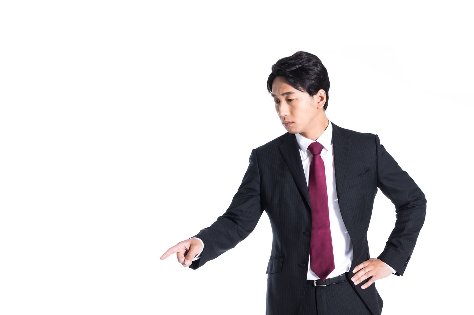 黒いスーツに赤いネクタイの男性が指差しで注意している［モデル：大川竜弥］