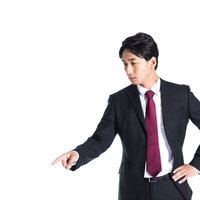 真顔でダメ出しする上司の厳しい指差し指導の写真
