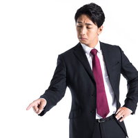 細かいところまでチェックする上司が指差し確認の写真