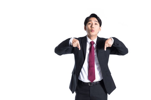 足元を指差す紺色スーツの会社員男性のビジネス