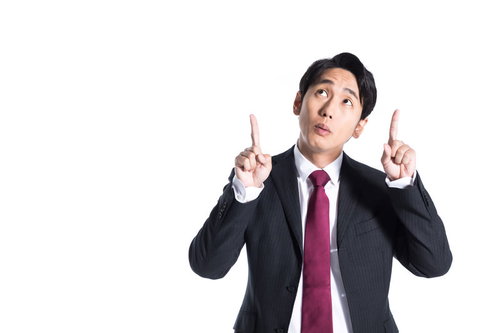 疑問に感じるポイントを上部で指差すスーツ姿の男性