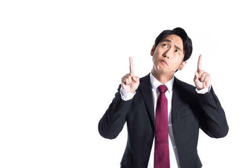 成績アップを指示する上司が不満と困惑を表現