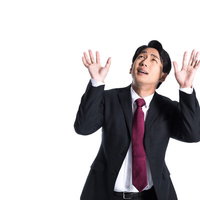 仕事のプレッシャーに押しつぶされそうな会社員男性の写真