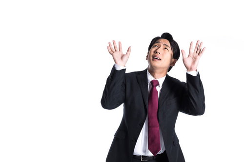 仕事のプレッシャーに押しつぶされそうな会社員男性