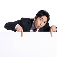 マル秘情報をホワイトボードで案内する男性の写真