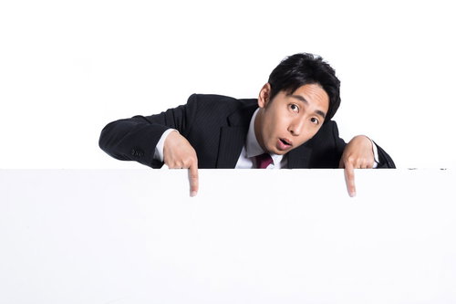 マル秘情報をホワイトボードで案内する男性