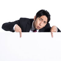 「こちらに気をつけてください」と注意喚起をする男性の写真