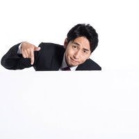 イチオシはこれ！と案内する男性が人差し指で指し示すの写真