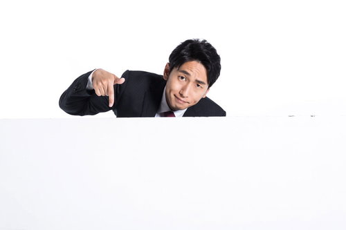 イチオシはこれ！と案内する男性が人差し指で指し示す