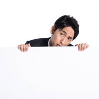 ホワイトボードからちら見する煽り耐性がない男性の写真