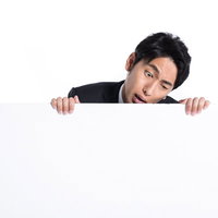 看板に誤植を見つけて発狂するデザイナーの写真