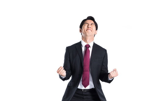 負けてたまるか、本気で踏ん張るスーツ姿の男性