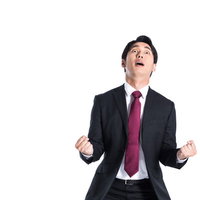 何かが漏れたことに気づき上を見上げるスーツ姿の会社員の写真