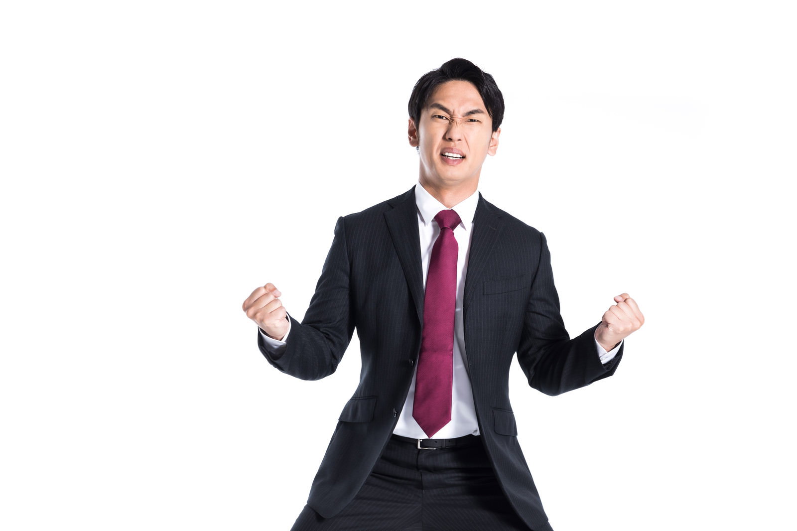 黒いスーツに濃いマゼンタのネクタイを着けた男性が、両腕を上げた力強いポーズで笑顔を見せている［モデル：大川竜弥］