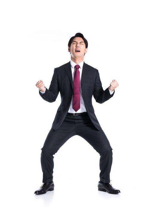 気合を入れるスーツ姿の男性