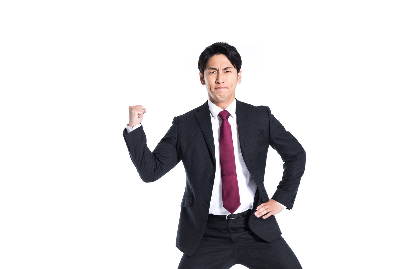 黒いスーツを着た男性が力こぶとガッツポーズで気合を見せている様子［モデル：大川竜弥］