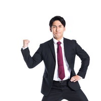 体力が続く限りファイトする会社員の気合ポーズの写真