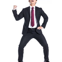 集中力が切れた会社員の力強いガッツポーズの写真