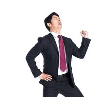 肉体疲労が限界に達したスーツ姿の会社員の苦悩の写真