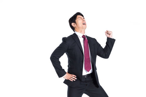 肉体疲労が限界に達したスーツ姿の会社員の苦悩