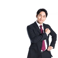 若手議員の選挙ポスター、スーツ姿でガッツポーズを決める男性の写真