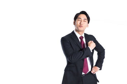 笑顔で心臓を捧げる会社員の誠意と信頼感を表現した胸に手を当てるポーズ