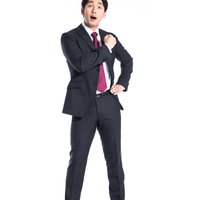 セルフハートブレイク・ショット、気合を入れるスーツ姿の男性の写真