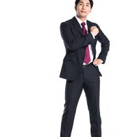 会社に人生を捧げるマン、黒いスーツでガッツポーズの写真