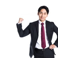 ポジティブなガッツポーズを決めるスーツ姿の男性の写真
