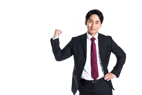 ポジティブなガッツポーズを決めるスーツ姿の男性