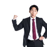 ガッツポーズで社員の士気を高める上司の写真