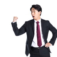 気づいたら拳を振り上げてたセルフパワハラ--ガッツポーズするスーツ姿の男性の写真