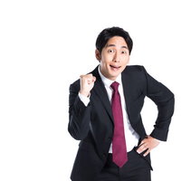 朝活で気合い満タンの黒スーツ会社員のガッツポーズの写真