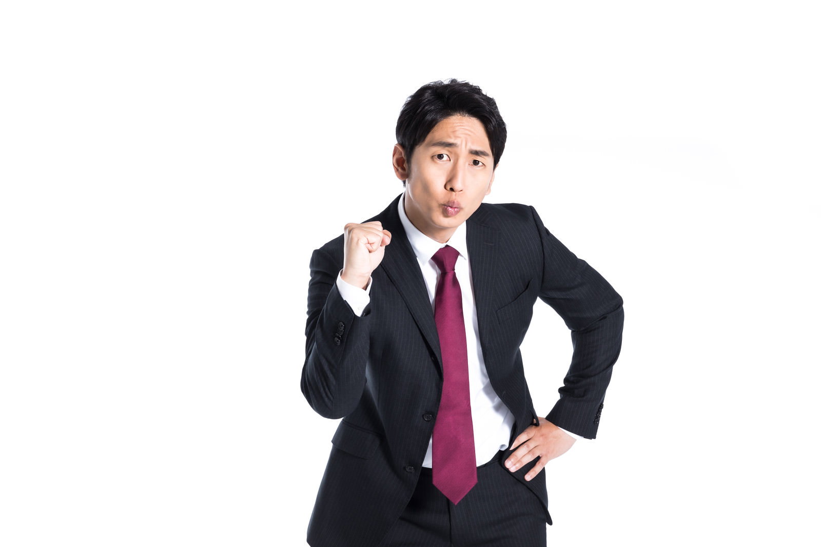 ガッツポーズをするスーツ姿の男性［モデル：大川竜弥］