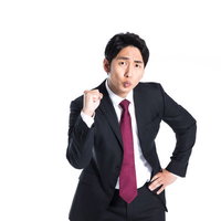 #今日も1日がんばっていきまっしょい、赤ネクタイのスーツ男性がガッツポーズの写真