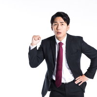 唱和のタイミングを完全に外した新入社員のガッツポーズの写真
