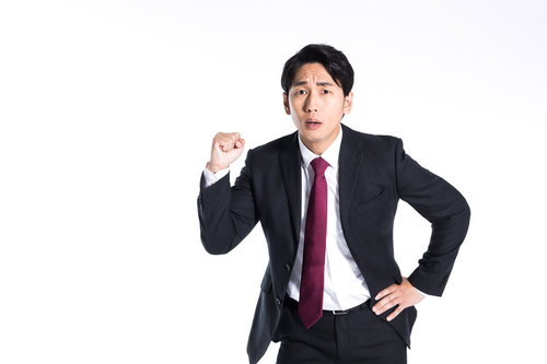 唱和のタイミングを完全に外した新入社員のガッツポーズ