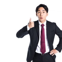 慣れない手つきで先輩にいいねをする新入社員男性の写真