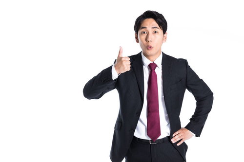 慣れない手つきで先輩にいいねをする新入社員男性